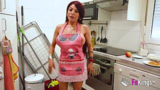 amateur dude gets fed and sexed by crazy mature milf vanesa colombiana. rough and wild in spanish.