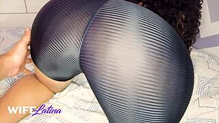 Gostosa da academia provocando o personal trainer