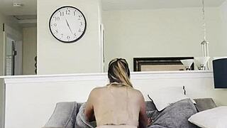 cámara escondida captures latina in costume at work