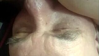 i'm lovin this upper view cunnilingus on her mature pussy... mmm tastes so good