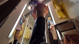 yo dude, esta rubia caliente sin panties probando ropa transparente en el probador... camara oculta capta todo su coño mojado