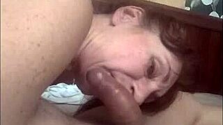 i'm lovin this upper view cunnilingus on her mature pussy... mmm tastes so good