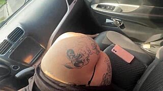 mamiimaldii drops windows for public view of her sucking cock and big ass in car