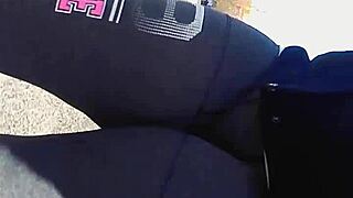 WATCH THIS INSANE CLOSE-UP CAMELTOE PUSSY PRINT OUTDOORS!