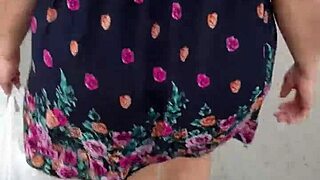 Sigo Levanto Falda A Sexy BBW Milf Teacher Flashing Huge Ass Outdoors