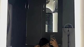 ¡ay mi vecina curvy latina me vio y vino a follar duro frente al espejo!