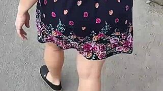 Sigo Levanto Falda A Sexy BBW Milf Teacher Flashing Huge Ass Outdoors