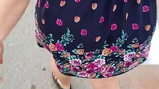 Sigo Levanto Falda A Sexy BBW Milf Teacher Flashing Huge Ass Outdoors