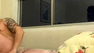 nos ponemos calientes esperando la pizza... el repartidor se demora y acabamos follando!