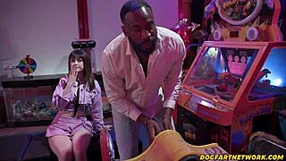 Get that dick out horny babe deepthroats on first date