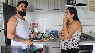 DESCUBRO ENGaÑO DE ESPOSO Y ME FOLLO AL FONTANERO CALIENTE