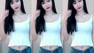 wanna see this cute chinese girl dancing sexy on the rollercoaster?