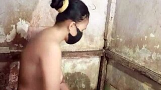 housewife mandi colmeks her hairy beaver while bathing solo