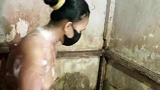 housewife mandi colmeks her hairy beaver while bathing solo