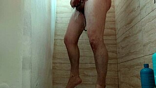 me encanta pajearme bajo la ducha caliente y mojada