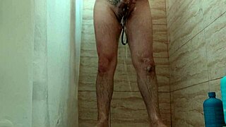 me encanta pajearme bajo la ducha caliente y mojada