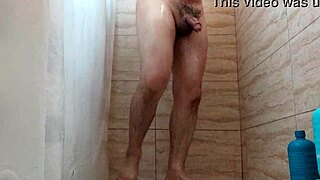 me encanta pajearme bajo la ducha caliente y mojada