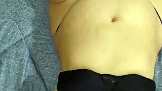 mi madrastra caliente me tienta con sus curvas maduras en casa sola