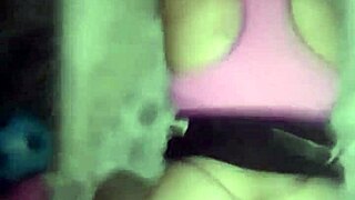 Cítiš ako jej posúvam tanga nabok pre ohnutý POV doggystyle