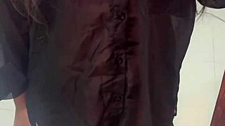 WHOA! DELIVERY BOY GETS CURVY INDIAN BABE'S ASS INSTEAD OF PARCEL CASH! BED BLOWJOB RIDE