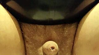 latexi69 teases ass with buttplug in latex play