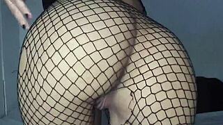 Laiha novinha näyttää rohkeasti isoa pillua poikaystävälle