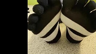 that teen shows off sexy feet and butts for worship