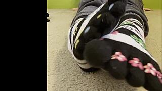 that teen shows off sexy feet and butts for worship