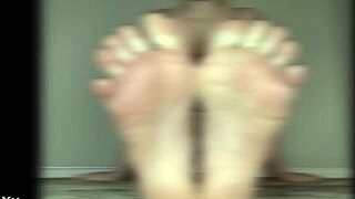 that teen shows off sexy feet and butts for worship