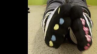 that teen shows off sexy feet and butts for worship