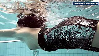 flashing tits underwater at beach gets everyone horny