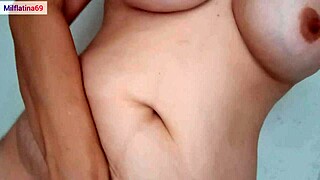 damn she's rubbing her juicy cuca on the sly 😏 nobody watching