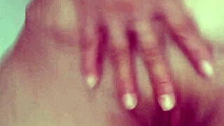 damn she's rubbing her juicy cuca on the sly 😏 nobody watching