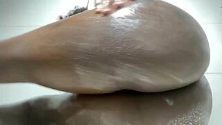 preta safada esguichando loucamente no banho se masturbando com tesao