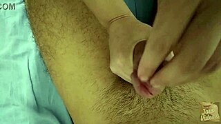 ela me fez uma massagem relaxante tão boa na piroca que eu gozei forte