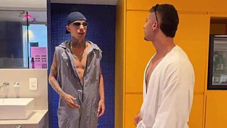 o corno saiu e eu fui lá dar um trato na mulher dele com dedada no cu duplo