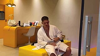 o corno saiu e eu fui lá dar um trato na mulher dele com dedada no cu duplo