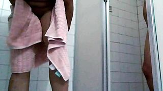 Real couple showers in bathroom with wet homemade cowgirl riding