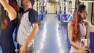 Pervert Goza Nos Peitos Da Passageira De Ônibus Público!