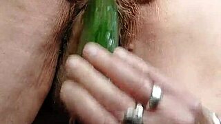 oma, willst du deine haarige fotze mit gurke ficken?