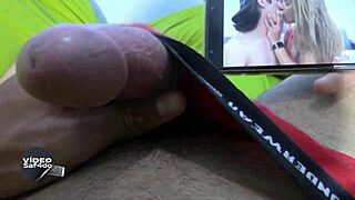 Ei, olha essa mulher casada brasileira abrindo a buceta apertada pro amigo do marido num amateur caseiro sem camisinha