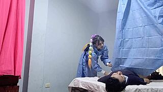 la enfermera dice que empieza el tratamiento pero no imaginaba mi polla dentro de su coño... ¡qué enfermera sucia tan caliente!