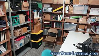 Policeman Facializes Muslim Teen 18+!