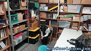 Policeman Facializes Muslim Teen 18+!