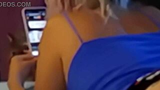 a mi hermanastra le gusta ver porno en su habitacion