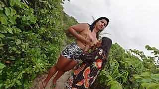 ninfeta carioca no mato com casal pego transando.