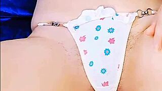 madrasta exibindo para amante flagrada pelo enteado enquanto corno trabalha!