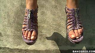 god i crave sucking this babe's soft tasty toes daily now