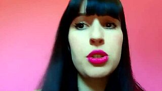 Leanne Richardson's sexy curves tease your deepest fantasies tonight