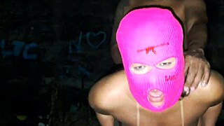 comendo o cuzinho dela no terreno baldio enquanto ela geme alto no quintal